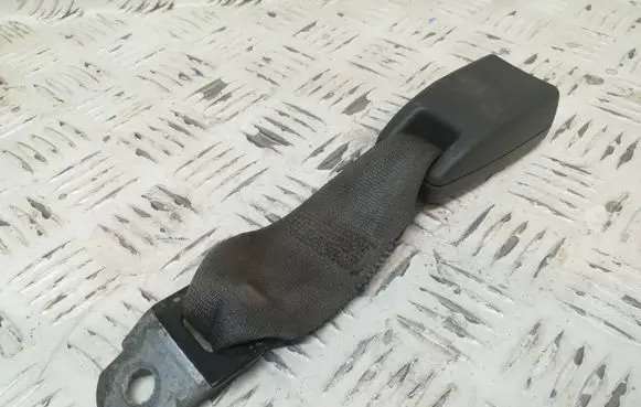 Mazda B2500 Rear seatbelt buckle 