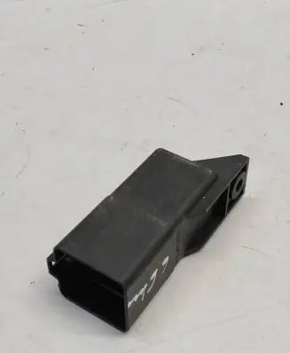 Volkswagen Golf V Glow plug pre-heat relay 0281003038