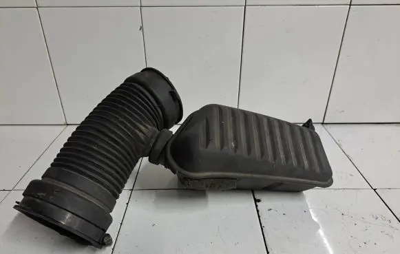Chrysler 300M Intake resonator 4591128