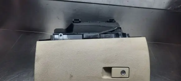 Volvo V70 Glove box