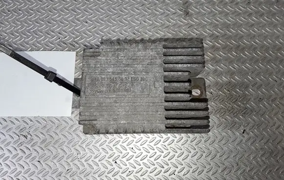 Mercedes-Benz A W168 Coolant fan relay A0235456832