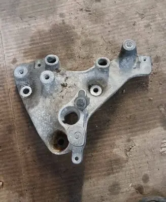 Engine mounting bracket
