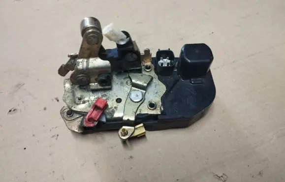 Jeep Grand Cherokee (WK) Front door lock