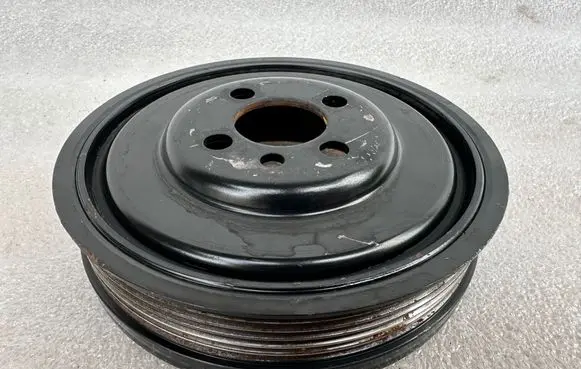Volkswagen PASSAT B6 Crankshaft pulley 03G105243