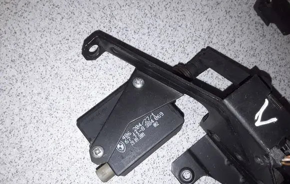 BMW 5 E39 Tailgate window lock/catch/latch 8238469