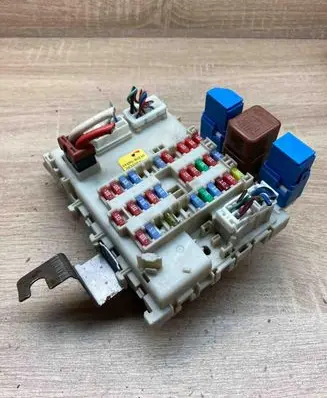 Nissan Almera N16 Fuse module 24350BU210 0212031