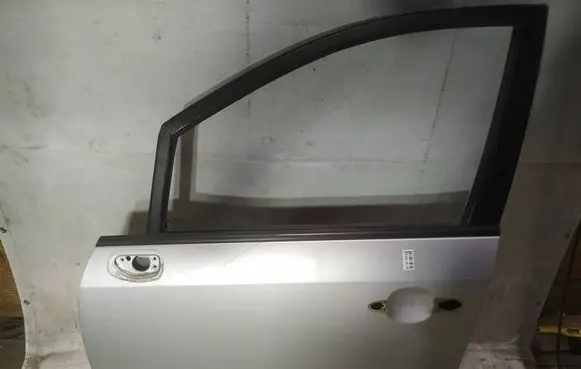KIA Carens II Front door pilkos