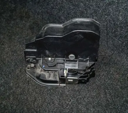 BMW X3 E83 Front door lock 7167068