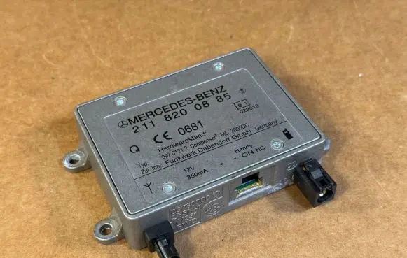 Mercedes-Benz G W461 W463 1st Gen Air suspension control unit module (rear) A2118200885