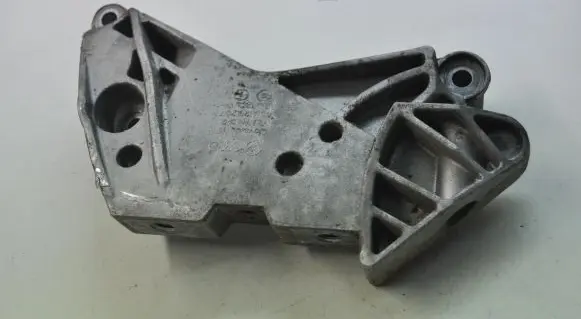 Volkswagen Golf VII Engine mounting bracket 06J199207P