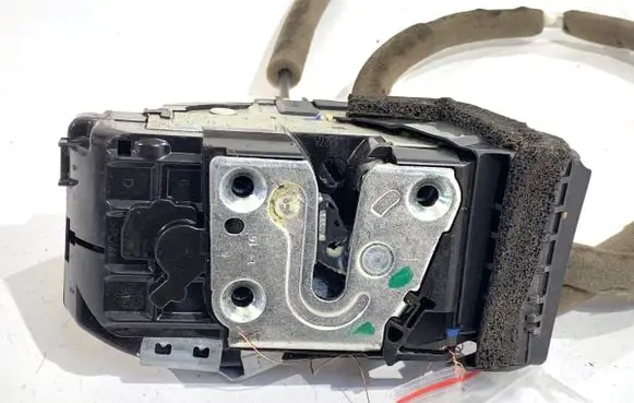 Nissan Qashqai Front door lock 