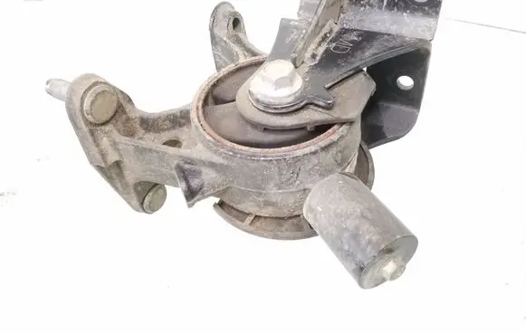 Toyota RAV 4 (XA40) Gearbox mount