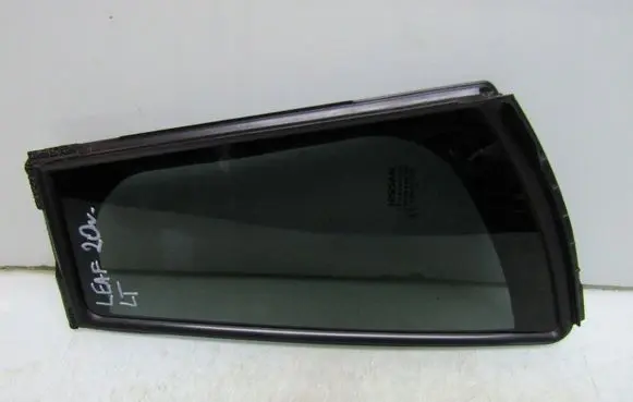 Nissan Leaf II (ZE1) Front triangle window/glass 822735SL0A
