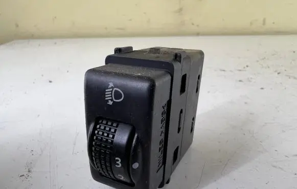Nissan Micra Headlight level height control switch 35138