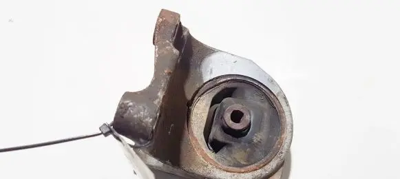 Nissan Almera Tino Engine mount bracket
