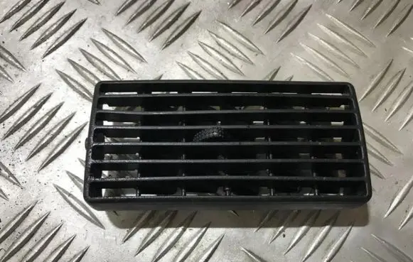 Volkswagen Golf IV Dash center air vent grill