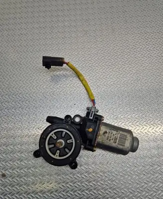 Nissan Primera Front door window regulator motor 400601T3