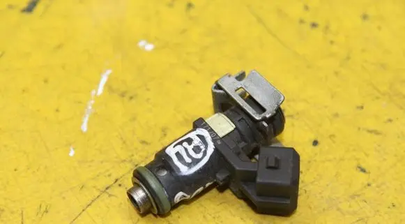Renault Modus Fuel injector 820088S287