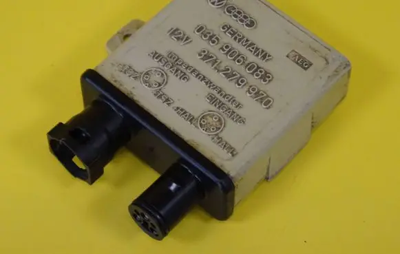 Audi 100 S4 C4 Ignition amplifier control unit 035906083