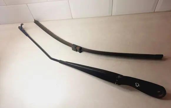 Volvo V50 Front wiper blade arm 30698250