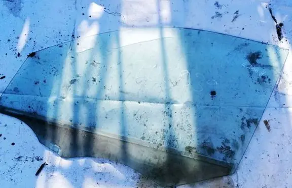 KIA Sorento Front door window glass four-door 43r000383