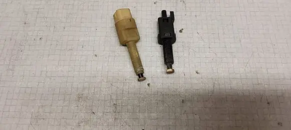 Volkswagen PASSAT B5 Brake pedal sensor switch 811907343B 4A0945515