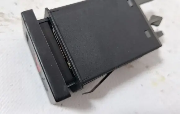 Volkswagen PASSAT B5 Hazard light switch 3B0953235D