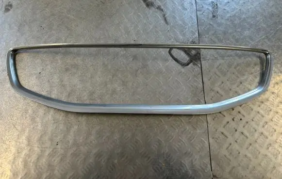 Volvo S60 Front bumper upper radiator grill 31290598