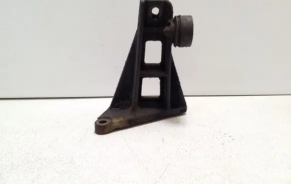 Engine mounting bracket