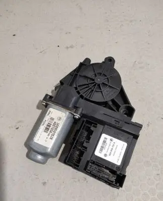 Volkswagen Touran I Front door window regulator motor 1K0959792A 05074630