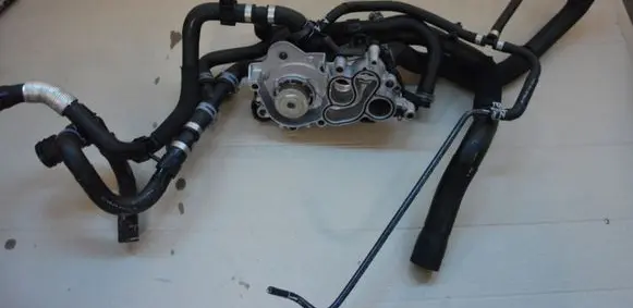 Volkswagen Sharan Water pump 04E121042L 7N0122073BE