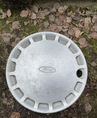 Ford Escort R13 wheel hub/cap/trim 04755 84AB1130AEW