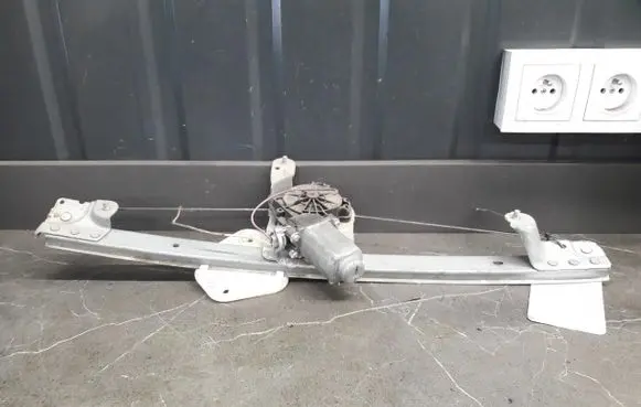 Dacia Logan I Front window lifting mechanism without motor 118482