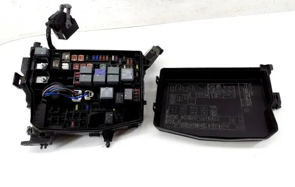 Toyota Auris E180 Fuse box set