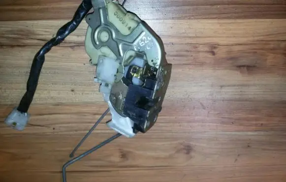Mazda 626 Front door lock 000925