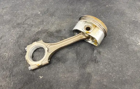 Lexus CT 200H Piston with connecting rod