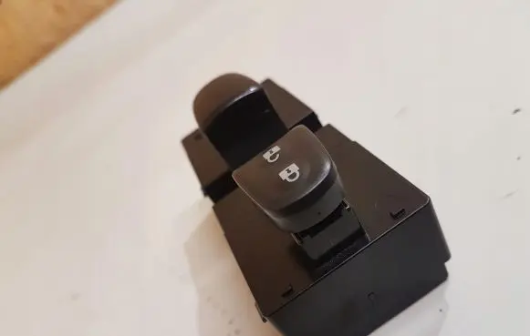 Nissan Juke I F15 Electric window control switch
