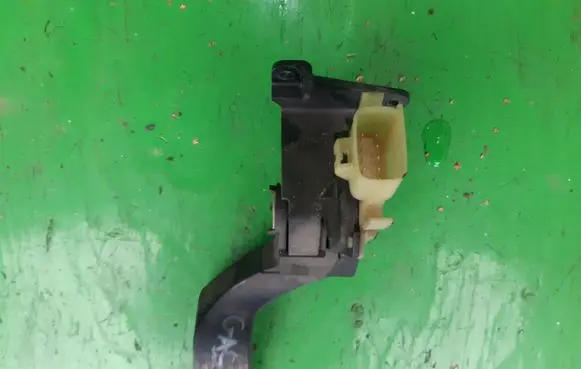 Ford Focus Accelerator throttle pedal 2M519F836AE