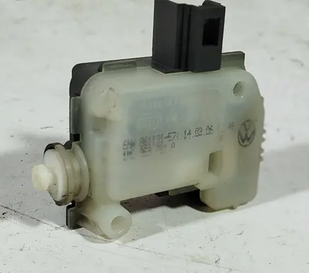 Volkswagen PASSAT B5 Central locking motor 3B0862159A