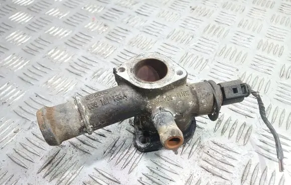 Volkswagen Golf IV Engine coolant pipe/hose 038121133A