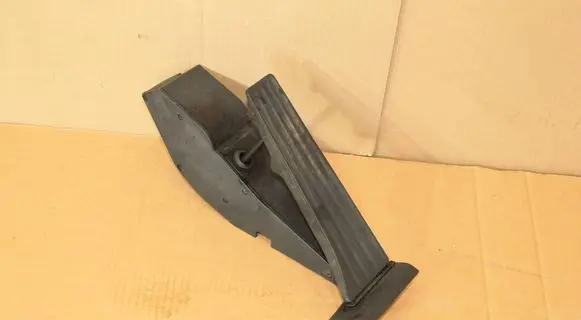 Accelerator throttle pedal