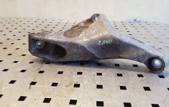 Audi A4 S4 B7 8E 8H Engine mounting bracket 8E0199307
