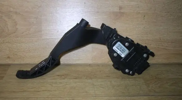 Volkswagen Golf IV Accelerator throttle pedal 1J1721503H