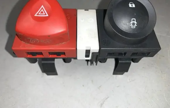 Renault Megane II Hazard light switch 8200109723 8200107808 8200095493