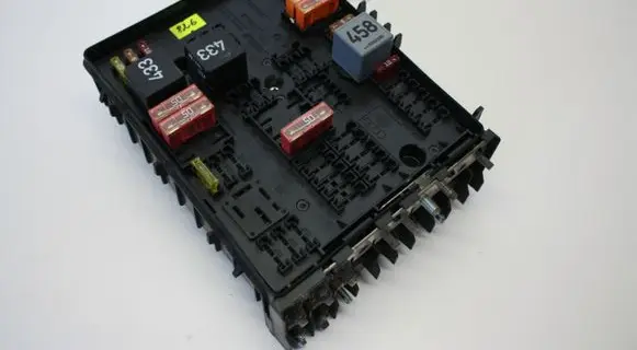 Volkswagen Golf V Fuse module 1K0937125H