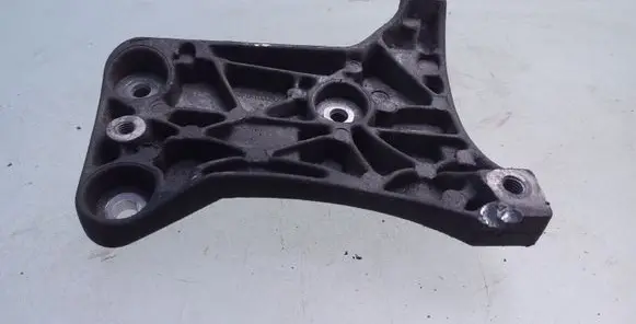 Engine mounting bracket