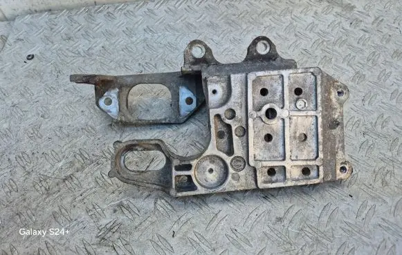 Nissan Qashqai+2 Engine mounting bracket