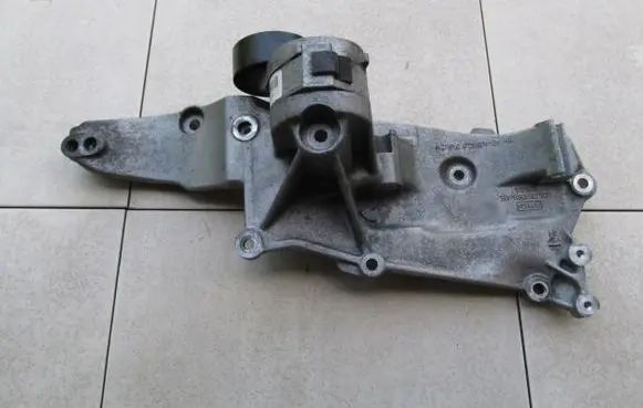 Ford Kuga II Generator/alternator bracket DS7Q8D611AH