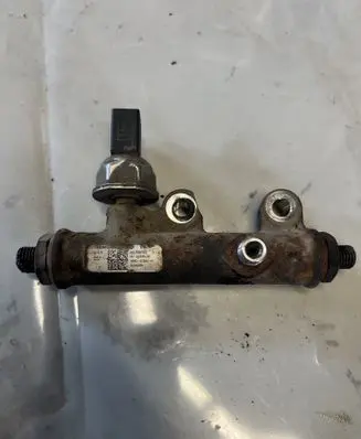 Land Rover Discovery 3 - LR3 Fuel distributor 55PP0402 5WS40128 A2C20001297