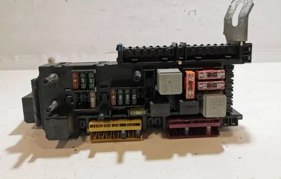 Mercedes-Benz C W204 Fuse module 2049060205